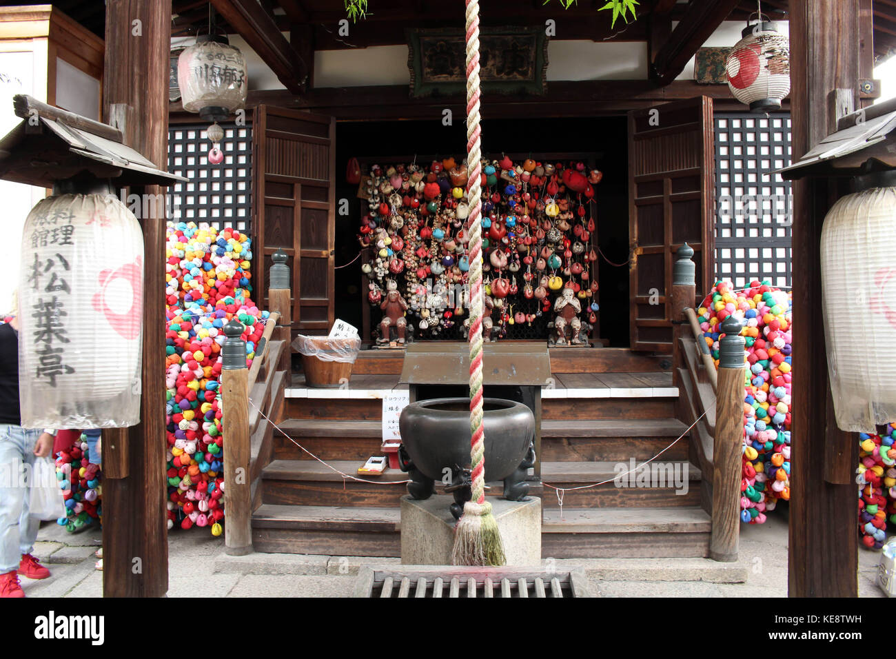 Un santuario giapponese di Kyoto. dotata di lanterne, cuscino preghiere (non sono sicuro di come chiamarlo), campane e così via. pic è stata adottata nel mese di agosto 2017 Foto Stock