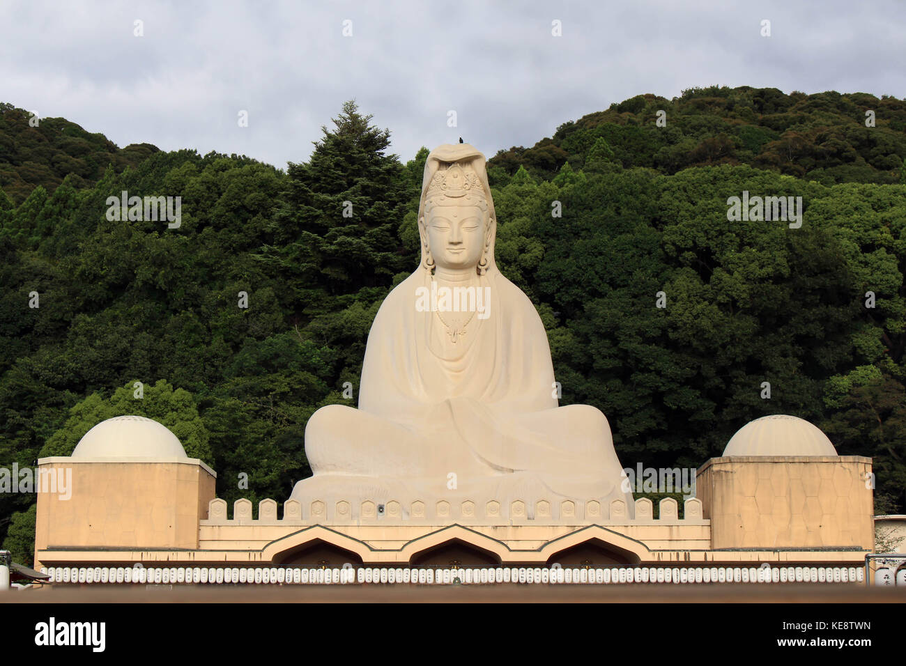Il ryozen kannon in kyoto. la statua è di 24 m di altezza. è un memoriale di guerra per commemorare le vittime della guerra della guerra del Pacifico situato in kyot orientale Foto Stock