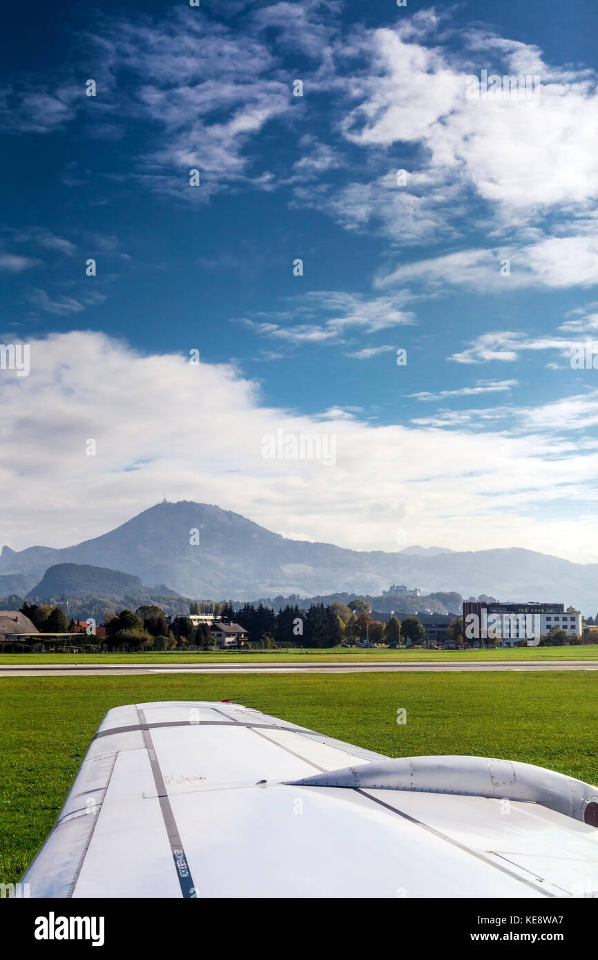 Una vista attraverso l'aviosuperficie presso l'aeroporto di Salisburgo in Austria Foto Stock