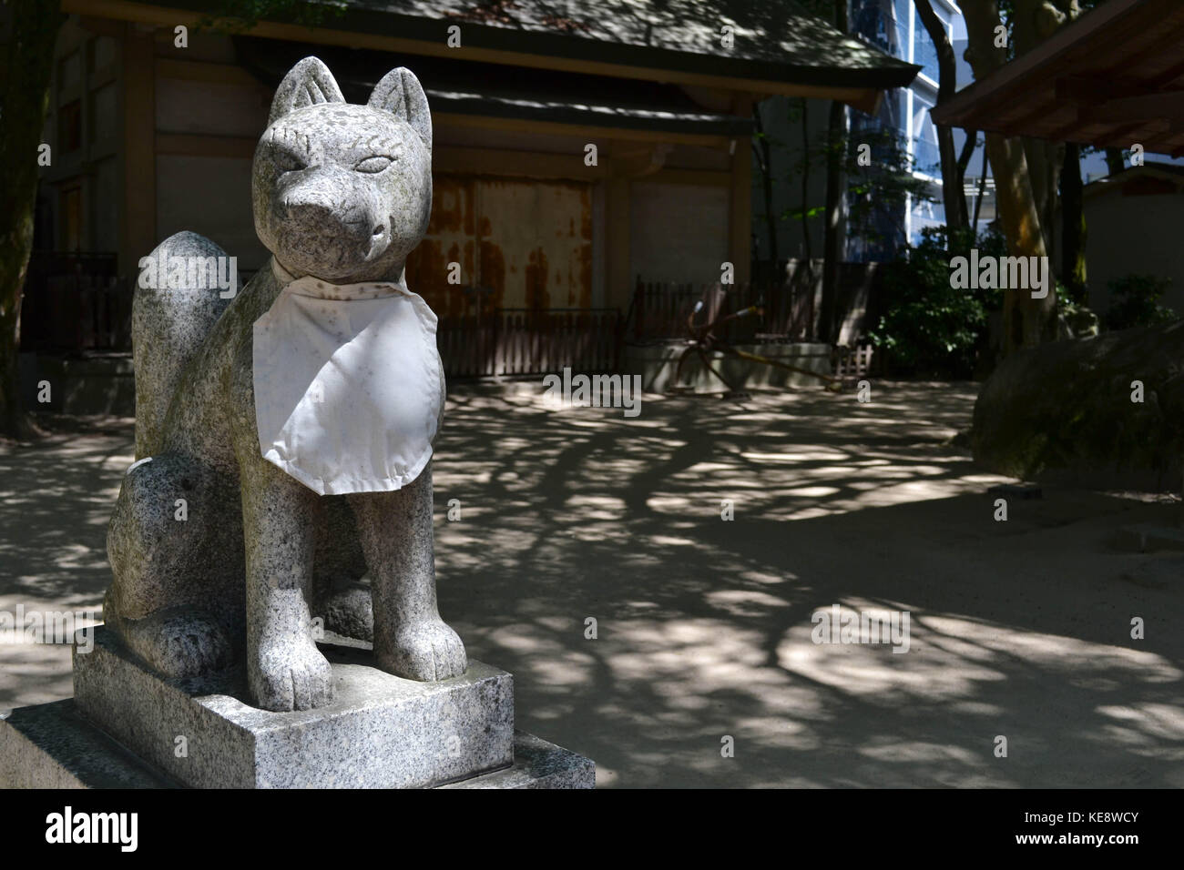 La statua di un cane in un santuario giapponese a Fukuoka. pic è stata adottata nel mese di agosto 2017. Foto Stock
