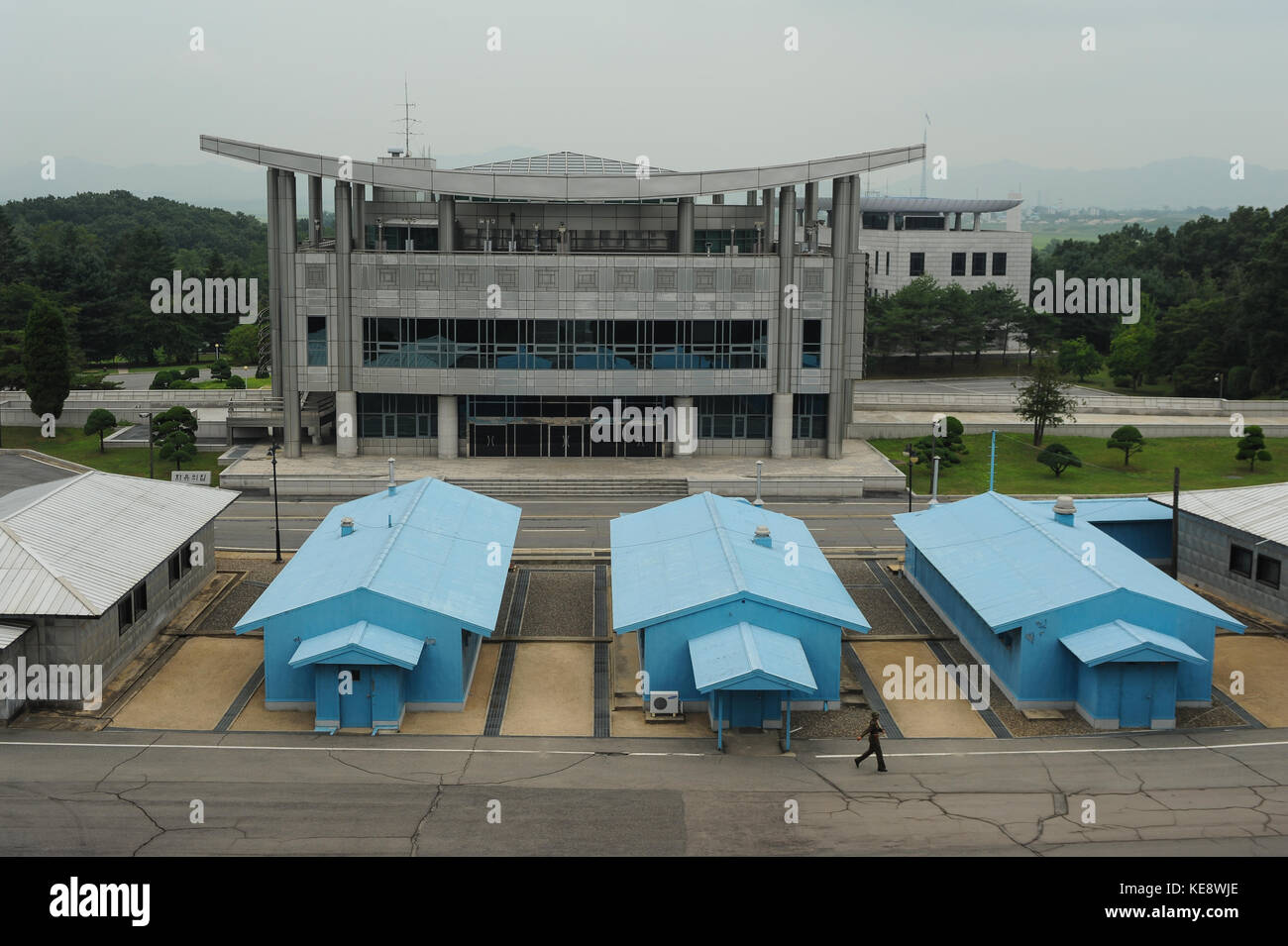 10.08.2012, Panmunjom, Corea del Nord, Asia - Un soldato nordcoreano marcia oltre la caserma di confine blu a Panmunjom. Foto Stock