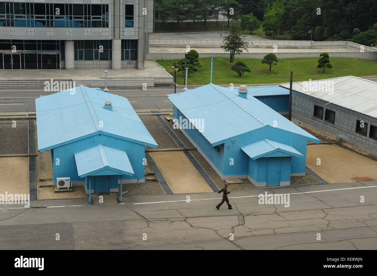 10.08.2012, Panmunjom, Corea del Nord, Asia - Un soldato nordcoreano marcia oltre la caserma di confine blu a Panmunjom. Foto Stock