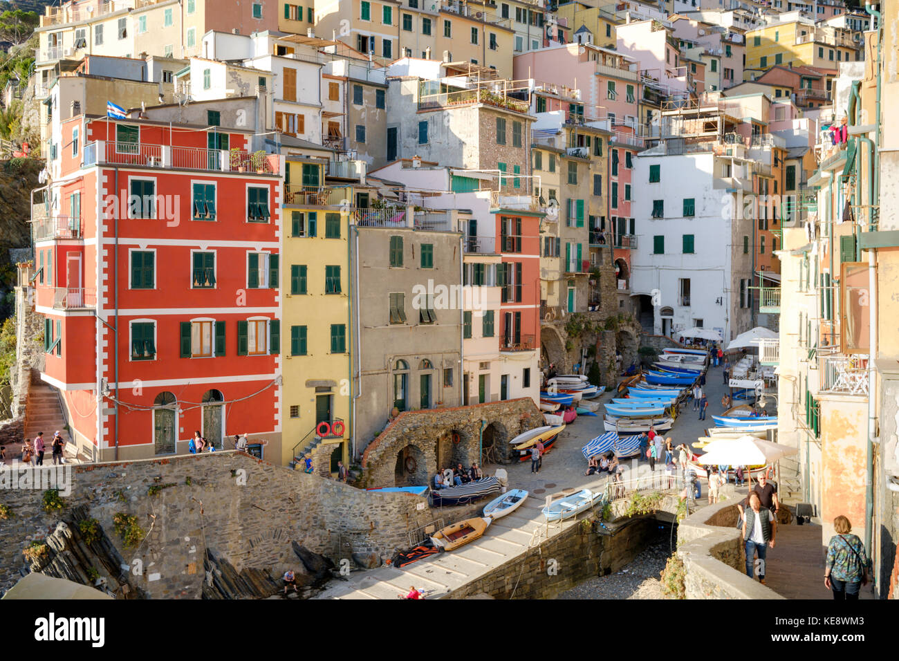 Vista sulla città e sul porto con le sue case colorate a Riomaggiore, cinque Terre, Liguria, Italia Foto Stock