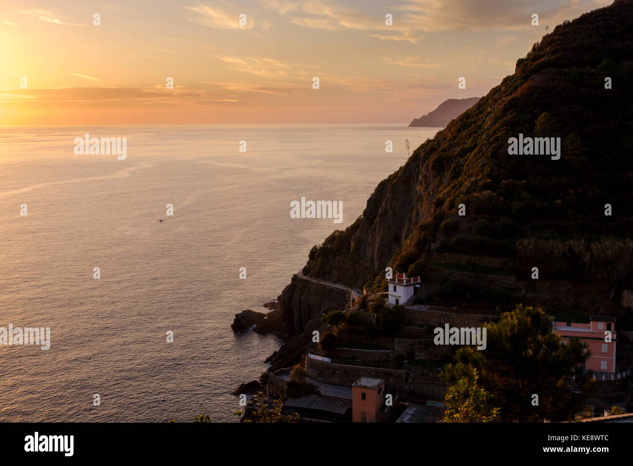 Vista al tramonto della costa da Riomaggiore, cinque Terre, Liguria, Italia Foto Stock