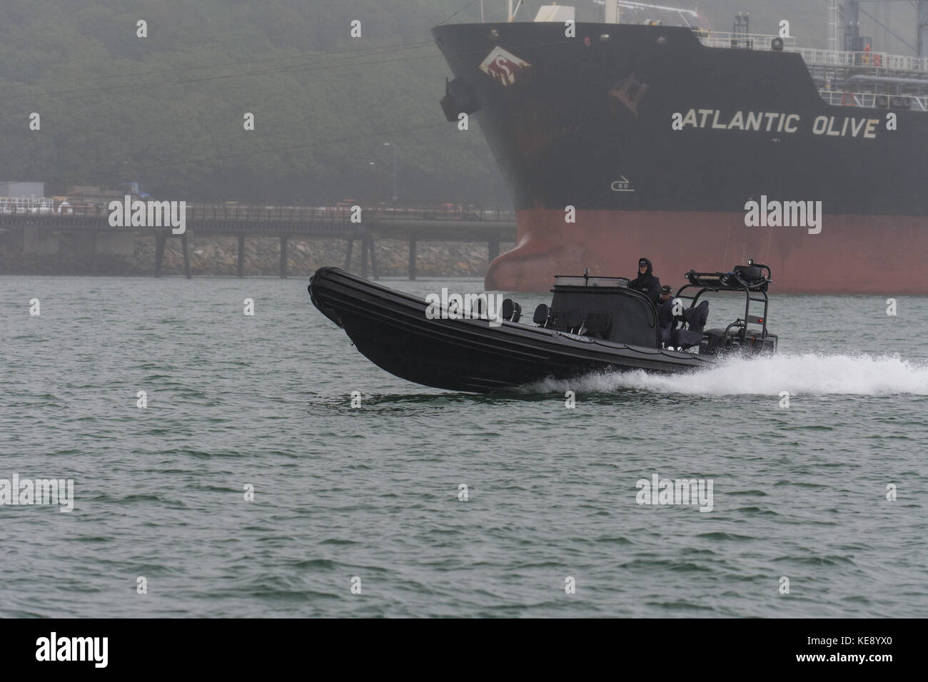 La polizia pattuglia Milford haven in una nervatura veloce Foto Stock