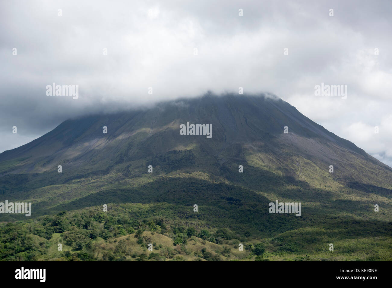 Basse nubi che copre la punta del vulcano Arenal, La Fortuna, Costa Rica Foto Stock