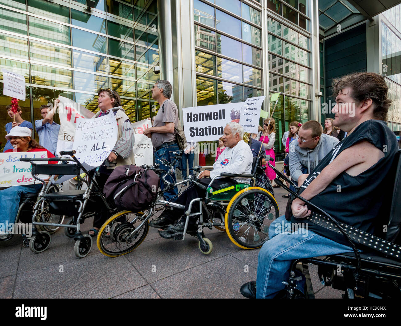 Disabilità gli attivisti protesta al di fuori della testa Crossrail edificio per uffici a Canary Wharf, Londra, Regno Unito. Foto Stock