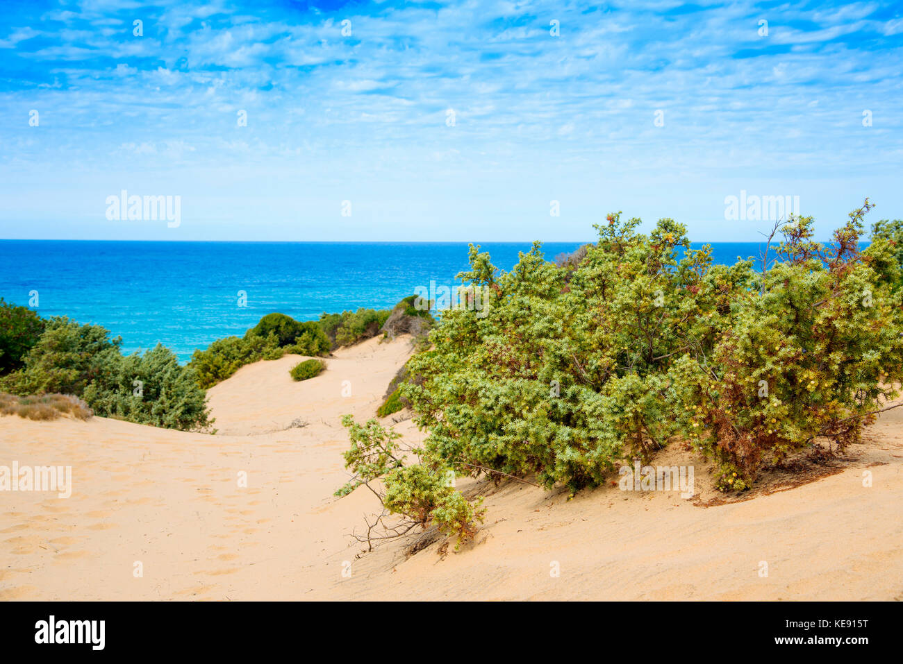 Una vista sulle dune di Piscinas in Sardegna, Italia, con il Mediterraneo sullo sfondo Foto Stock