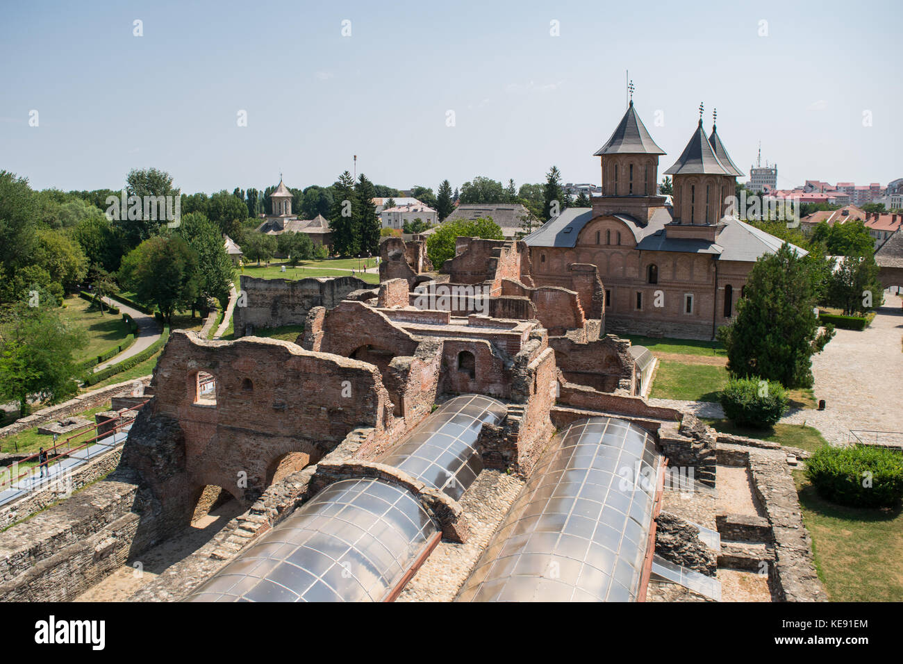 Vista aerea della corte principesca mostra st. venerdì chiesa in Sibiu, Dambovita, Romania. Foto Stock