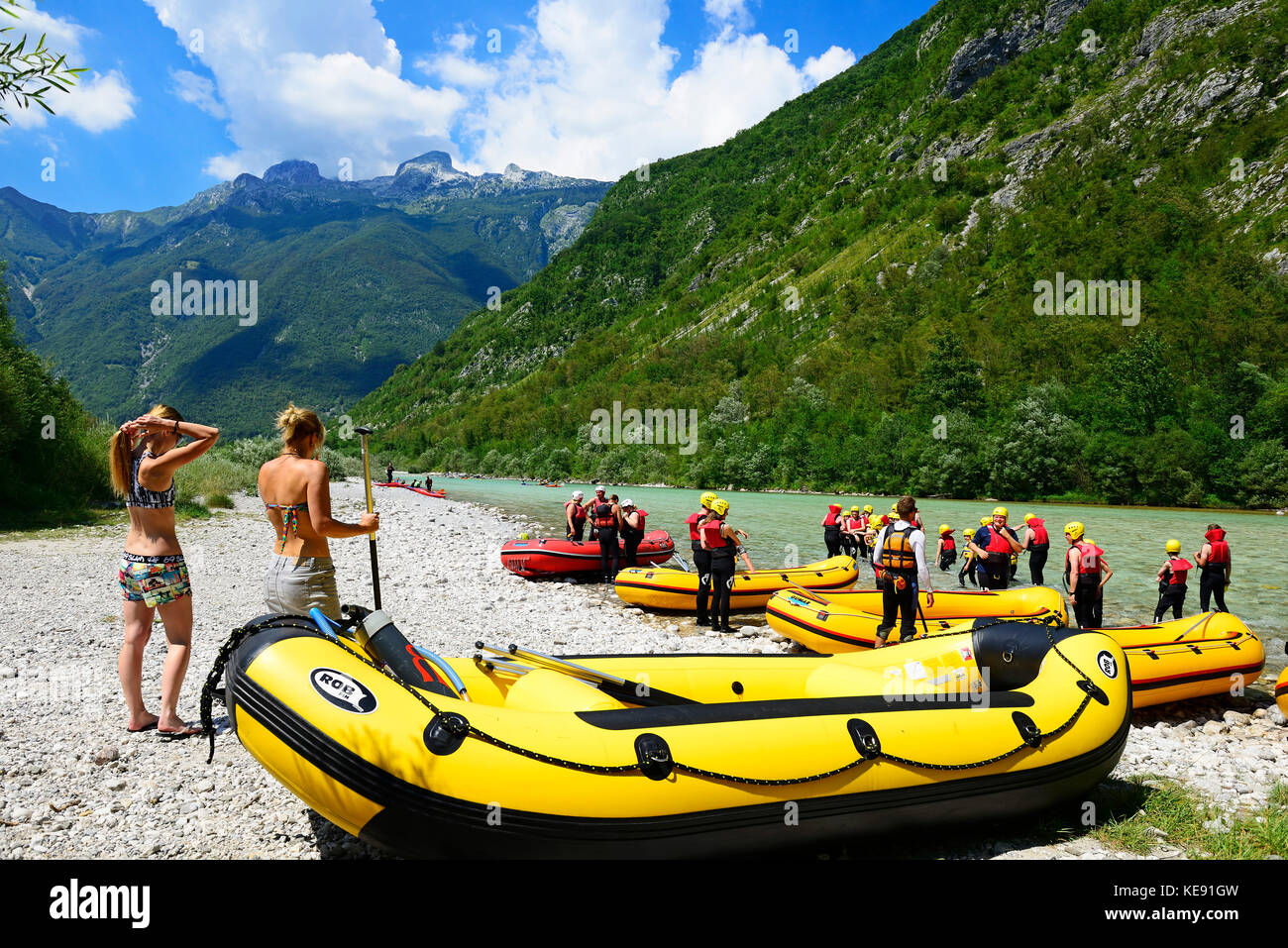 Rafting barche sulla riva del fiume soca, Bovec, slovenia Foto Stock