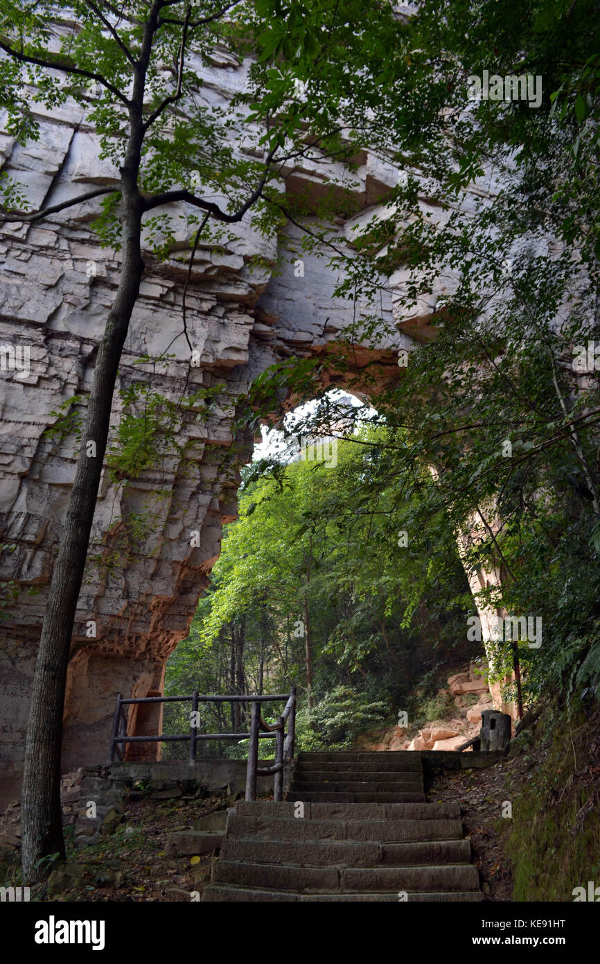 Formazione di roccia, o gole (?), che assomiglia a un cancello di ingresso. trovato durante le escursioni verso il basso intorno alla montagna. pic è stata presa in zhangjiajie, ECCETTO PONTI Foto Stock