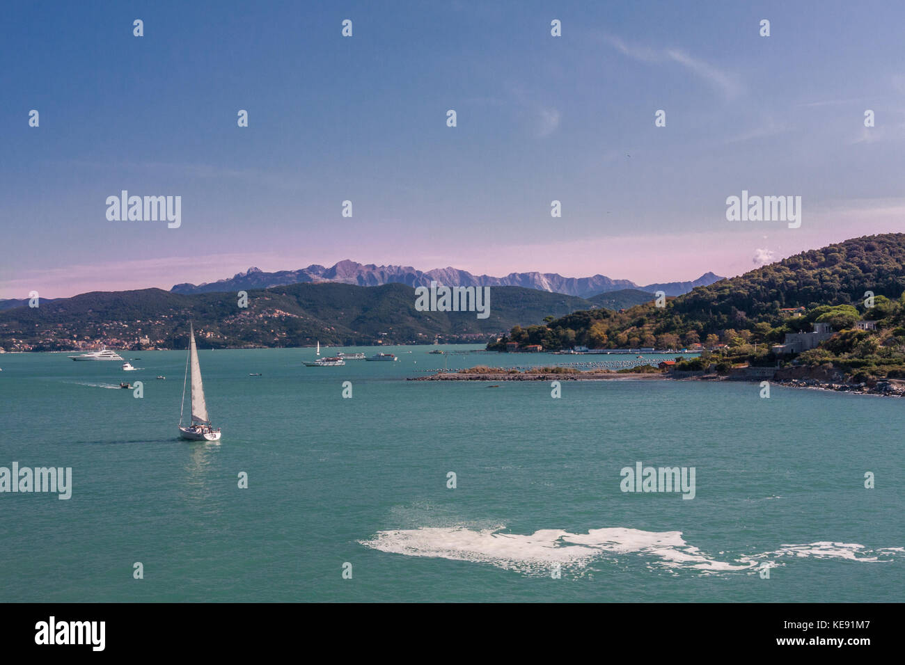 Barca a vela sulle acque turchesi del Mar Ligure, al largo della costa di Portovenere, a nord-ovest dell'Italia, in un pomeriggio soleggiato in estate. Foto Stock