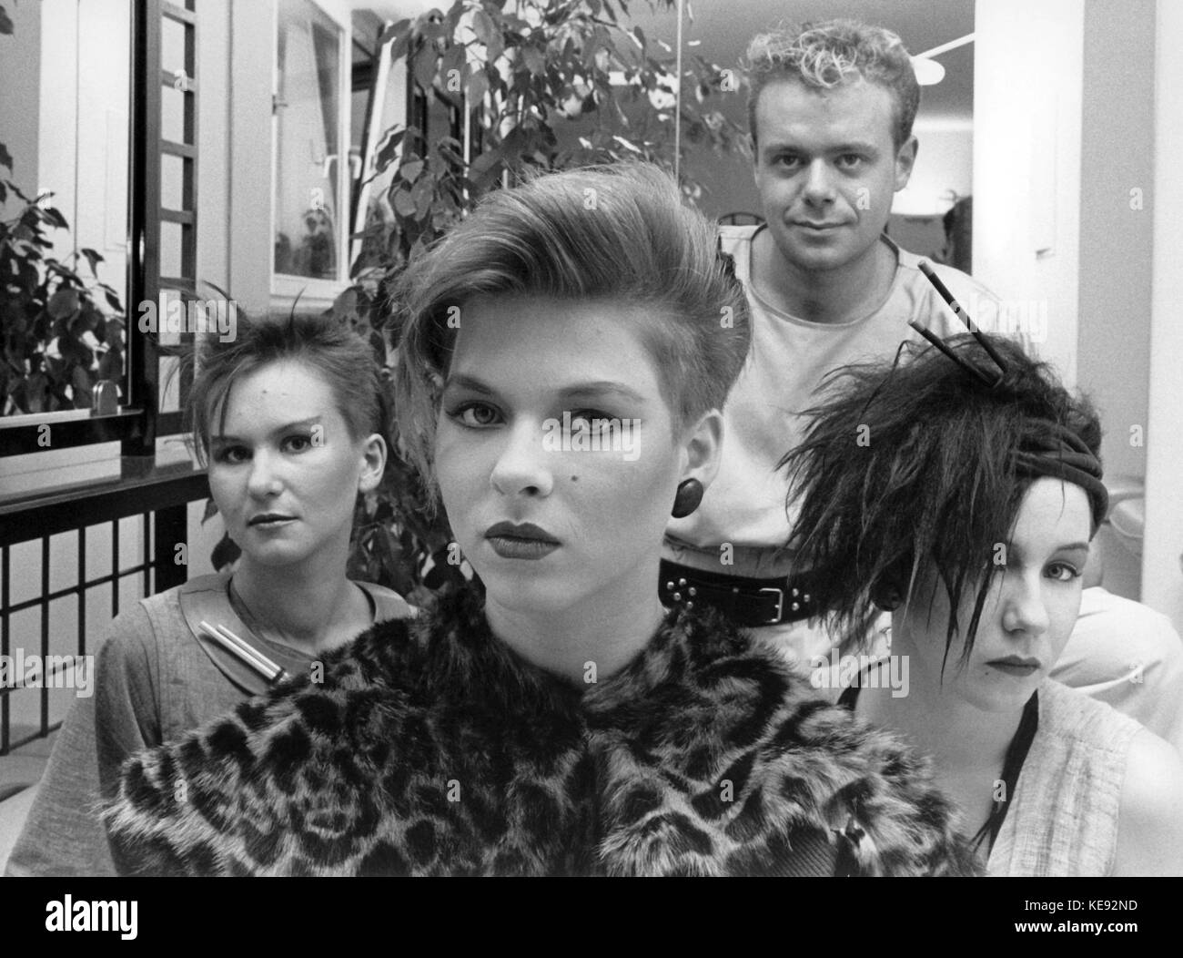 I modelli presentano colorate acconciature create dal coiffeur tedesco Thomas Junk (sul retro) il 10 agosto 1983 a Francoforte (Assia, Germania). | utilizzo in tutto il mondo Foto Stock