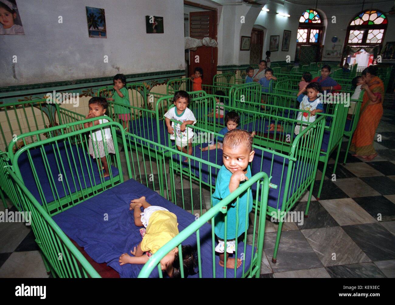 Bambini nel dormitorio dei "missionari di carità" di madre Teresa a Calcutta, India. Presa l'11 aprile 1995. La suora e premio Nobel per la pace madre Teresa morì all'età di 87 anni il 5 settembre 1997 per infarto. Il 19 ottobre 2003 il Papa canonizzò madre Teresa. | utilizzo in tutto il mondo Foto Stock