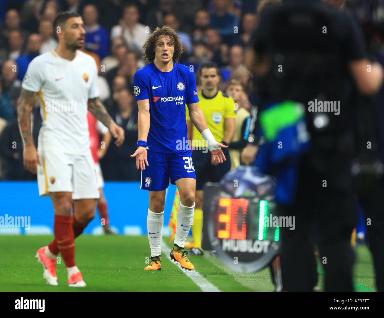 David Luiz del Chelsea reagisce ad essere sostituito durante la UEFA Champions League, partita del gruppo C a Stamford Bridge, Londra. Foto Stock