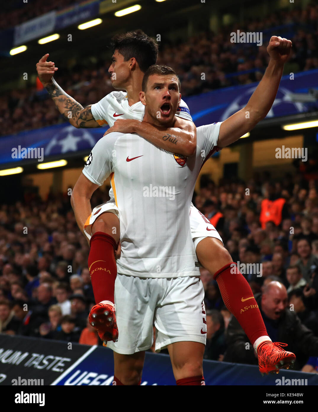 Edin Dzeko di Roma festeggia il secondo gol della partita durante la UEFA Champions League, partita del Gruppo C a Stamford Bridge, Londra. Foto Stock