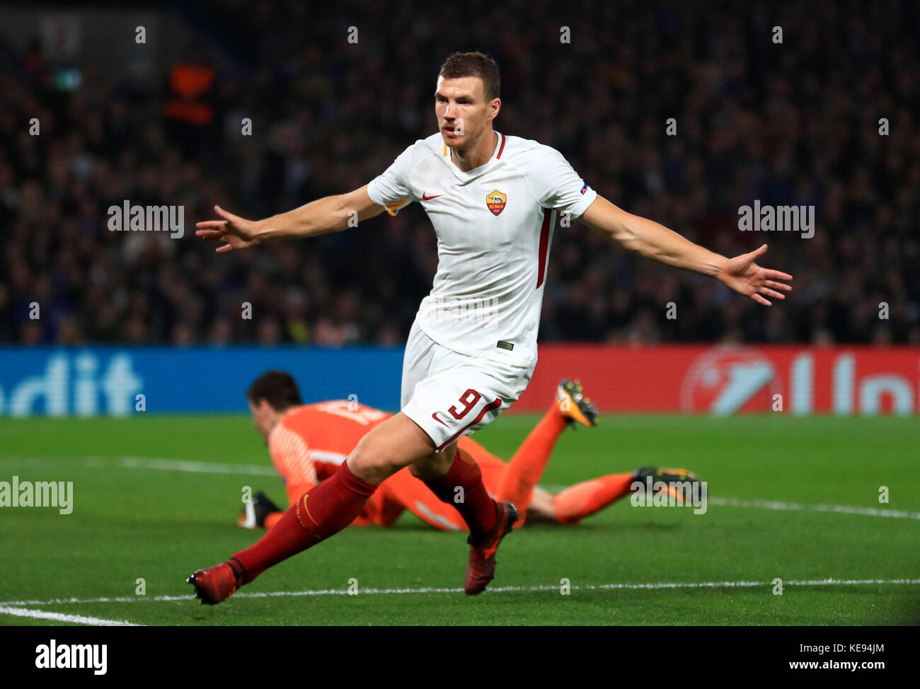 Edin Dzeko di Roma festeggia il secondo gol della partita durante la UEFA Champions League, partita del Gruppo C a Stamford Bridge, Londra. Foto Stock