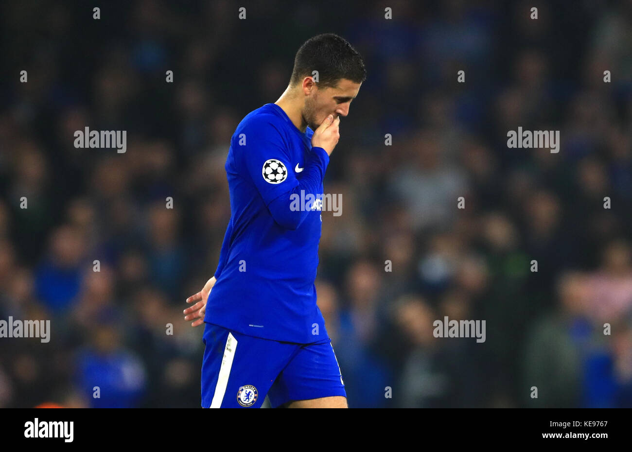 L'Eden Hazard di Chelsea reagisce deposto durante la UEFA Champions League, partita del Gruppo C a Stamford Bridge, Londra. Foto Stock