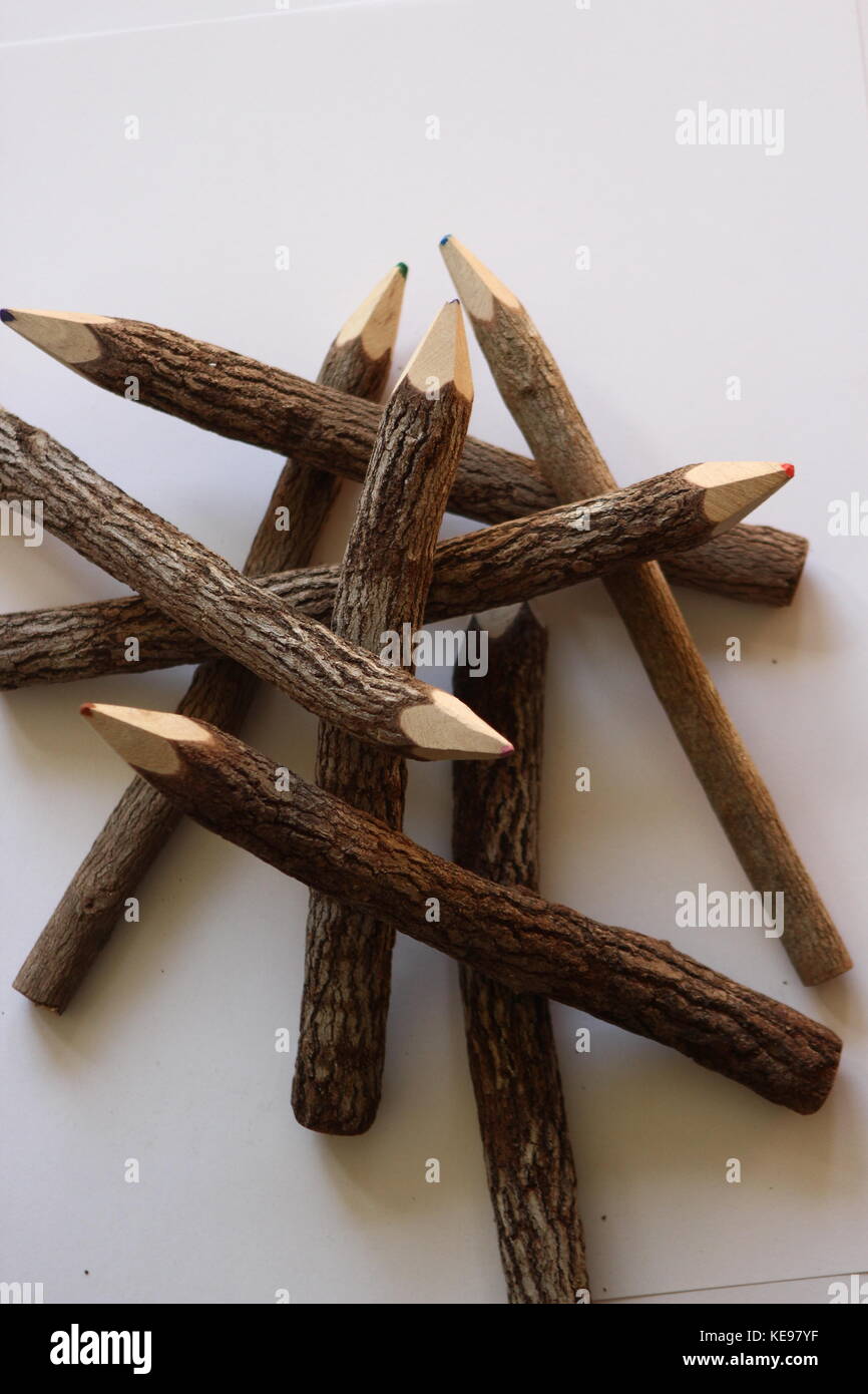 Pila di legno matite colorate che assomigliano a bastoni! Foto Stock
