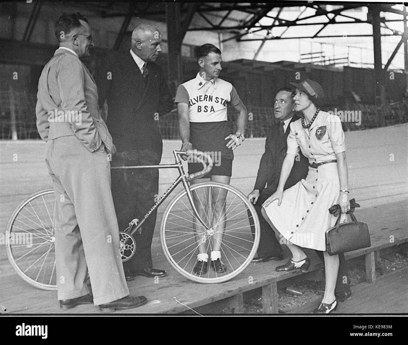 Questa fotografia cattura i ciclisti in un'arena sportiva, con Bruce Small Ltd Opperman che si prepara a tentare il record mondiale di 24 ore senza ritmo, mettendo in evidenza l'intensità e la dedizione di queste imprese atletiche. Foto Stock