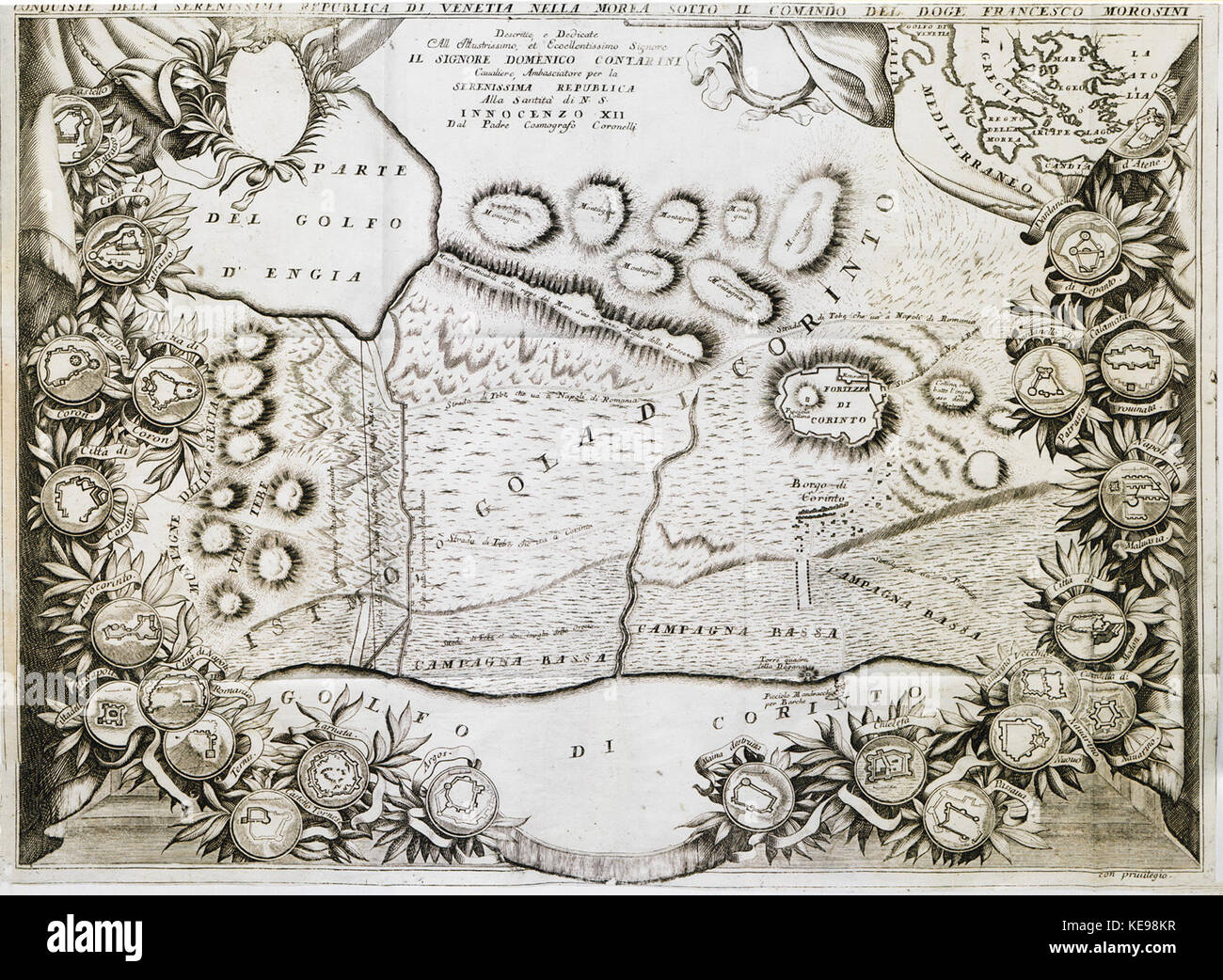 Questa mappa storica, creata da Vincenzo Maria Coronelli nel 1708, illustra la conquista della Repubblica di Venezia in Morea (l'odierna Grecia) sotto il comando del doge Francesco Morosini. Descrive in dettaglio le campagne militari durante la conquista veneziana della regione. Foto Stock