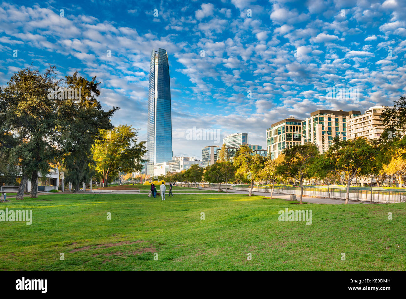 Santiago, Regione Metropolitana, Cile - Vista del moderno skyline di edifici al quartiere Providencia dal Parque de las Esculturas. Foto Stock