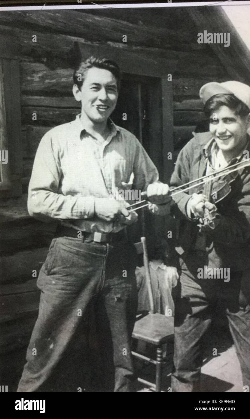 Due uomini con fiddle e bow Kaska Dena montante inferiore BC 1945 Foto Stock