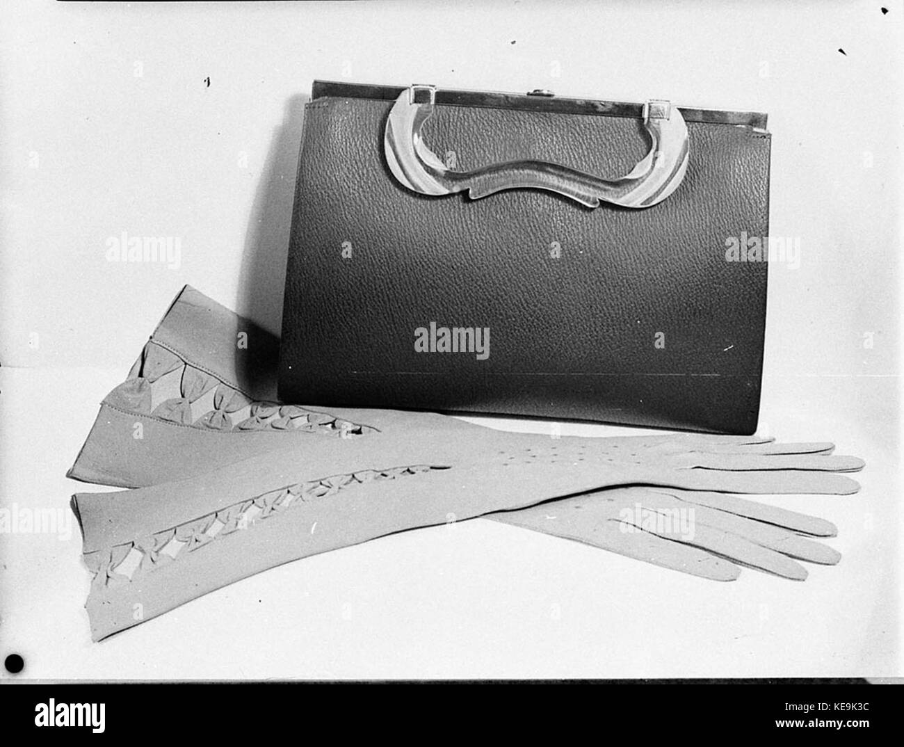 37333 Womans guanti e borsa Foto Stock