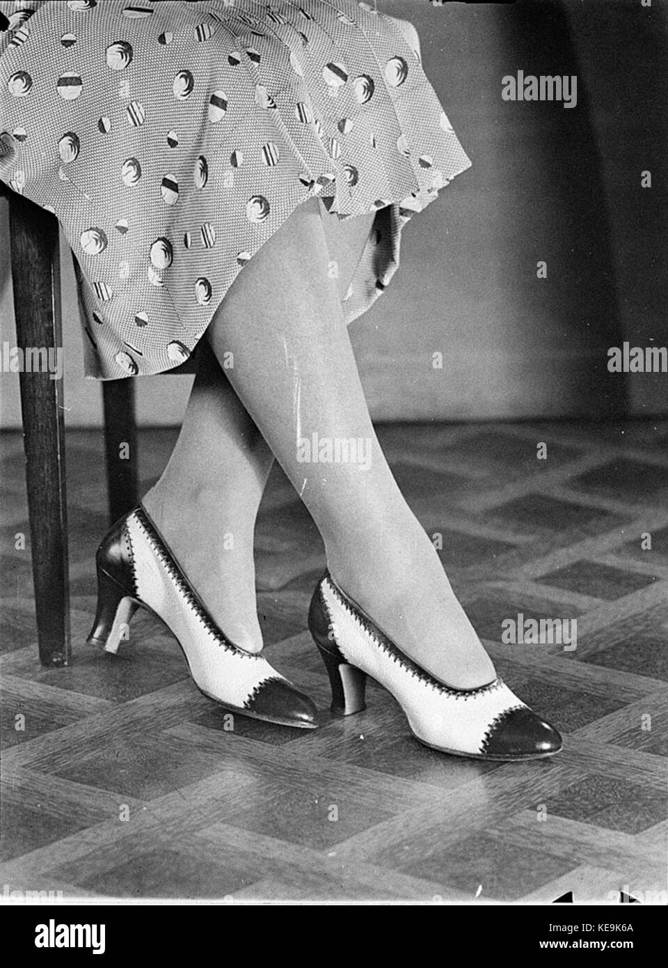 Una collezione di scarpe da donna, che espone vari stili e design, mettendo in risalto le tendenze della moda e la varietà delle calzature. Foto Stock