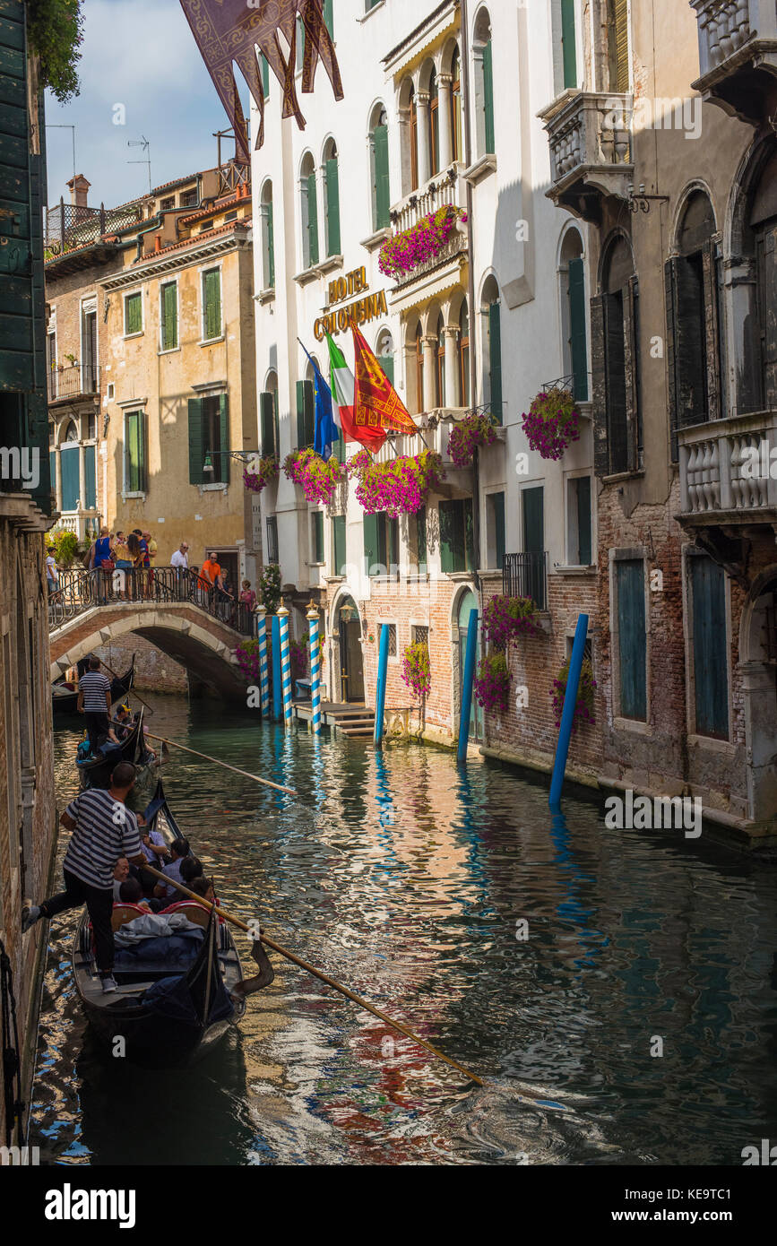 In gondola su calle del rimedio con hotel Colombina, Venezia Foto Stock