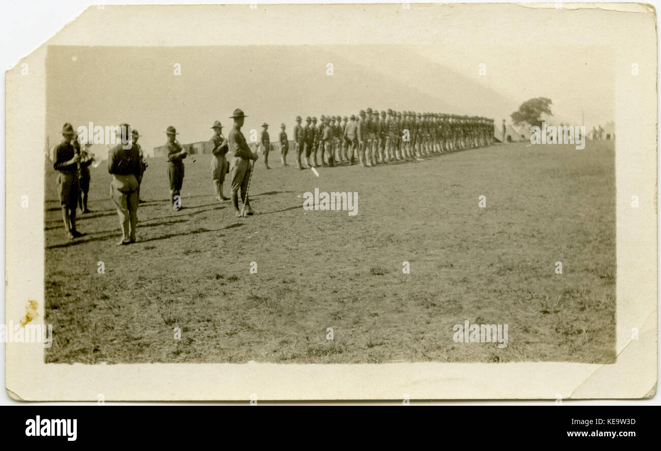 Due righe di soldati in piedi presso l'attenzione in un ampio campo aperto Foto Stock