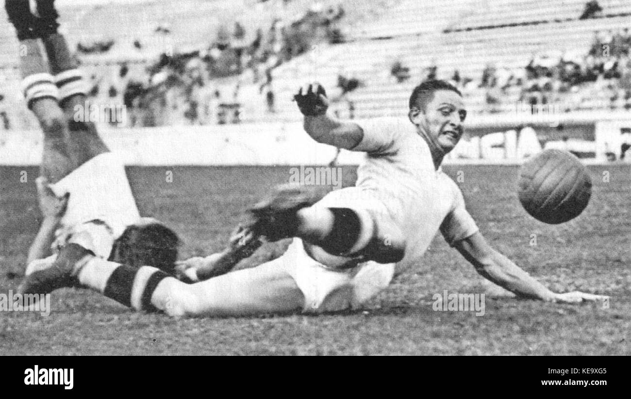 Questa foto storica raffigura Silvio Piola, un calciatore italiano, nel 1937, mentre giocava per il SS Lazio. Piola è considerato uno dei più grandi calciatori italiani. Foto Stock