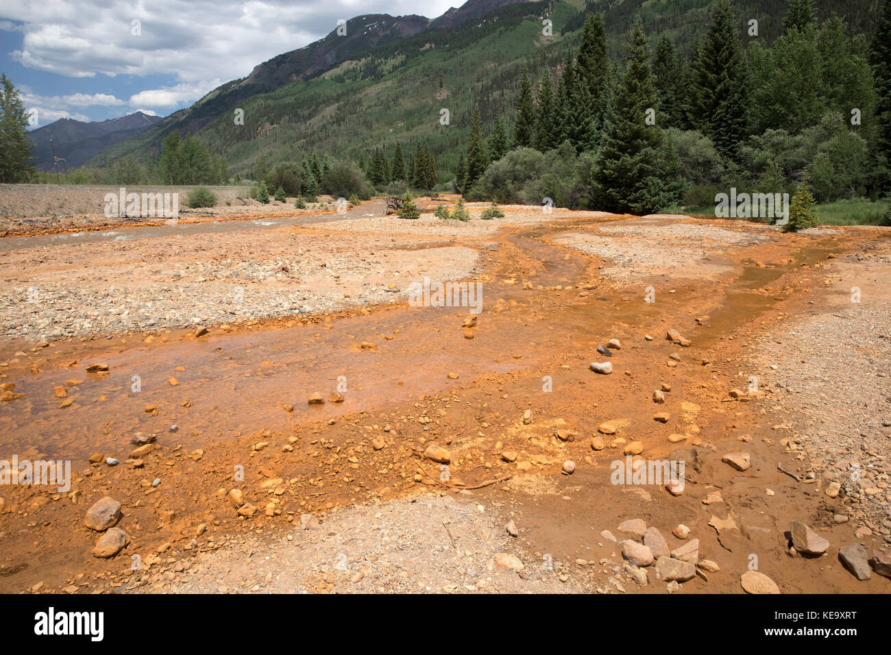 Inquinamento delle acque, runoff dal rosso Miniera di montagna, Ouray County, Colorado, STATI UNITI D'AMERICA Foto Stock