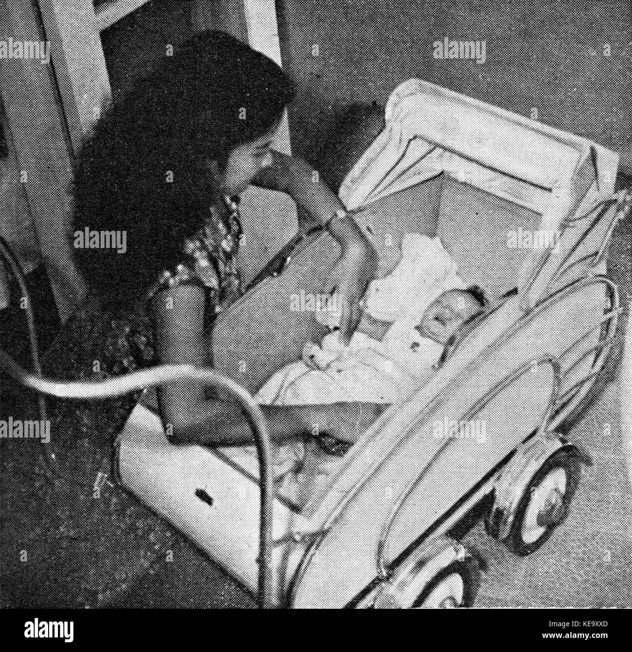 Titien Sumarni con il suo primo figlio, pellicola varia 2.3 (marzo 1955), p25 Foto Stock