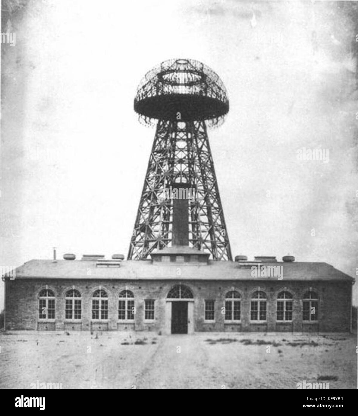 La *Tesla Broadcast Tower* costruita nel 1904, è stata progettata per esperimenti di trasmissione wireless da Nikola Tesla. Si è trattato di uno sviluppo significativo nella storia della tecnologia della comunicazione, segnando i primi anni della trasmissione radio. Foto Stock La *Tesla Broadcast Tower* costruita nel 1904, è stata progettata per esperimenti di trasmissione wireless da Nikola Tesla. Si è trattato di uno sviluppo significativo nella storia della tecnologia della comunicazione, segnando i primi anni della trasmissione radio. Foto Stock