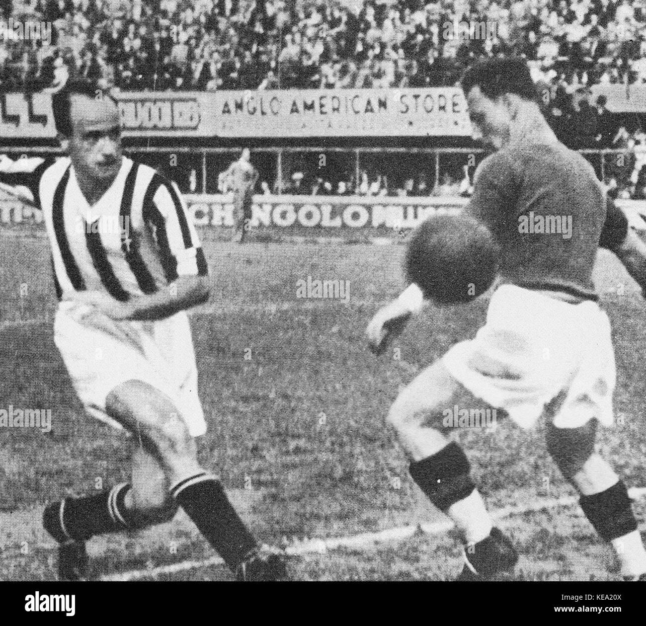 1934 35 Serie A Giovanni Ferrari il punteggio per la Juventus v Fiorentina a Firenze Foto Stock