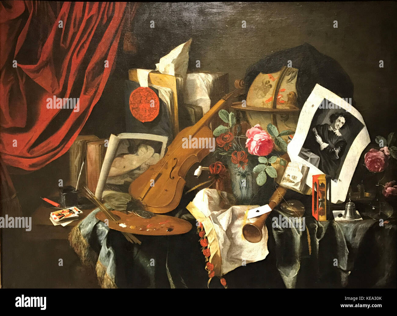 La "Vanitas de Claeuw" è un dipinto di natura morta che raffigura la natura transitoria della vita attraverso oggetti simbolici, come teschi, orologi e fiori selvatici, spesso usati per riflettere sulla mortalità e sulla futilità delle attività mondane. Foto Stock