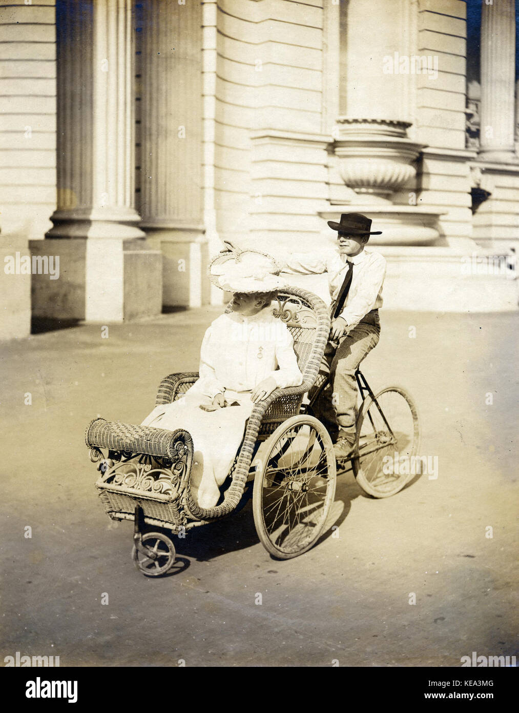 La donna in un rullo sedia al 1904 della fiera del mondo Foto Stock