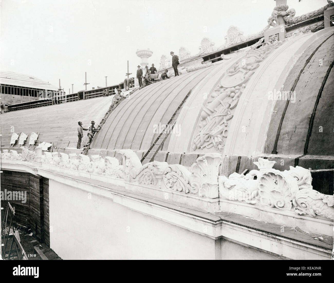 Lavoratori preparazione del tetto del Palazzo delle Arti liberali per il collocamento del personale durante la fase di costruzione per il 1904 della fiera del mondo Foto Stock