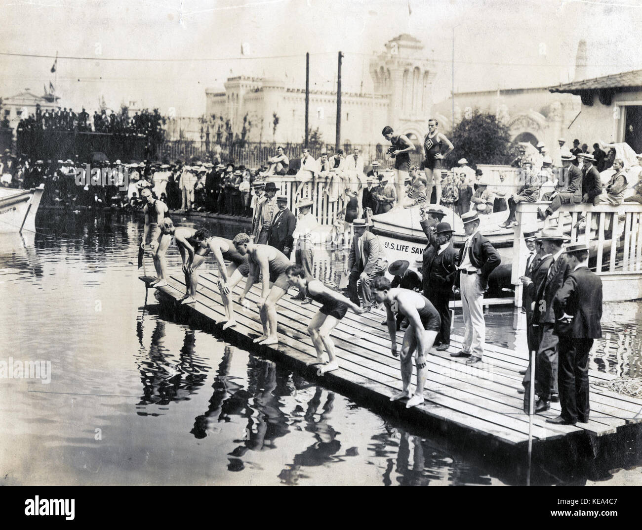 Inizio del 100 yard Nuoto Dash, campionato calore, Zoltan Holoway di Ungheria (estrema sinistra), vincitore in occasione dei Giochi Olimpici del 1904 Foto Stock
