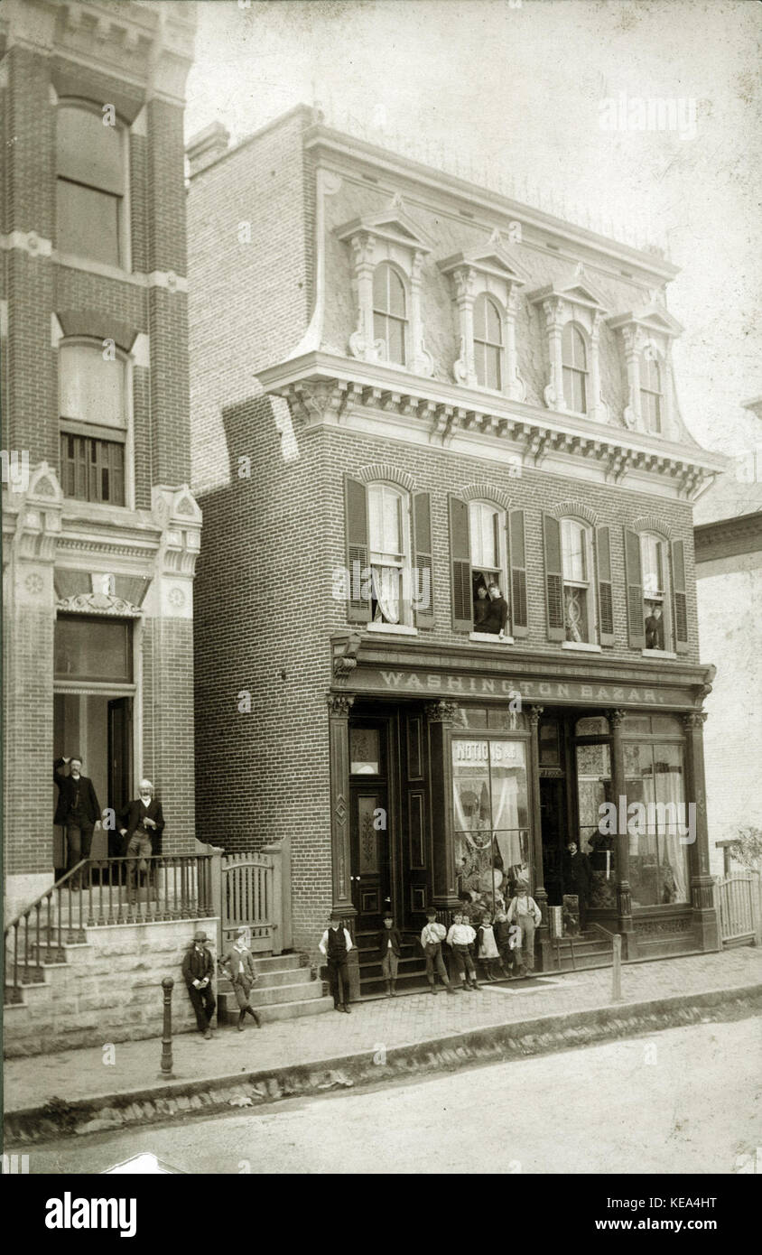 Questa immagine mostra il Washington Bazaar e l'ingresso di un edificio di una banca sulla Main Street a Washington, Missouri. Cattura l'architettura dei primi anni del XX secolo e il commercio locale della città. Foto Stock