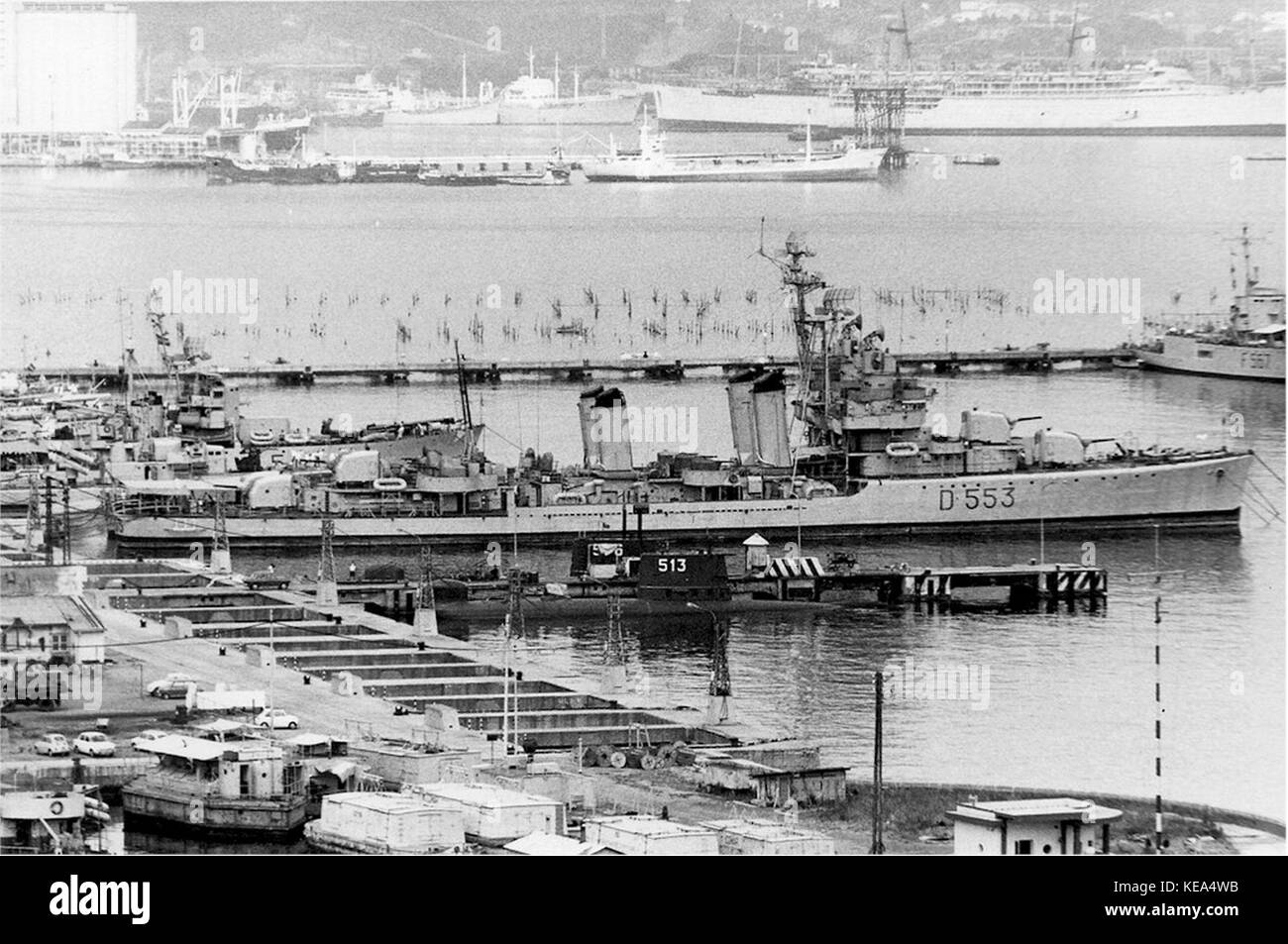 Questa immagine del 1969 raffigura un artigliere e un aviere a la Spezia, in Italia. La fotografia mette in evidenza il personale militare italiano durante un periodo significativo nel dopoguerra, riflettendo il loro ruolo nella difesa e nella sicurezza della nazione. Foto Stock