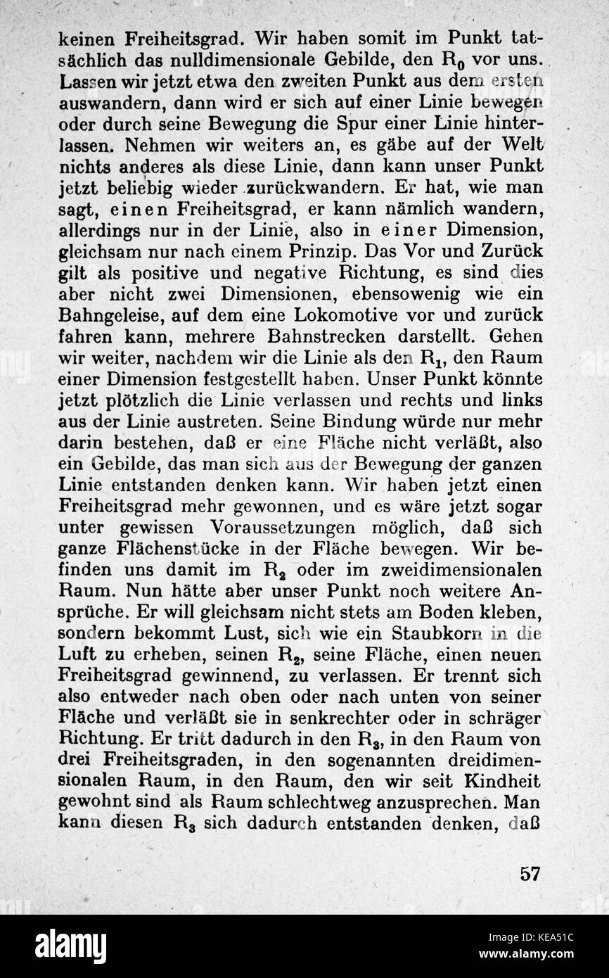 "Vom Punkt zur Vierten Dimension" (dal punto alla quarta dimensione) è un'opera che discute il concetto di dimensioni superiori in geometria e fisica. Pagina 57 esplora argomenti avanzati della fisica teorica. Foto Stock