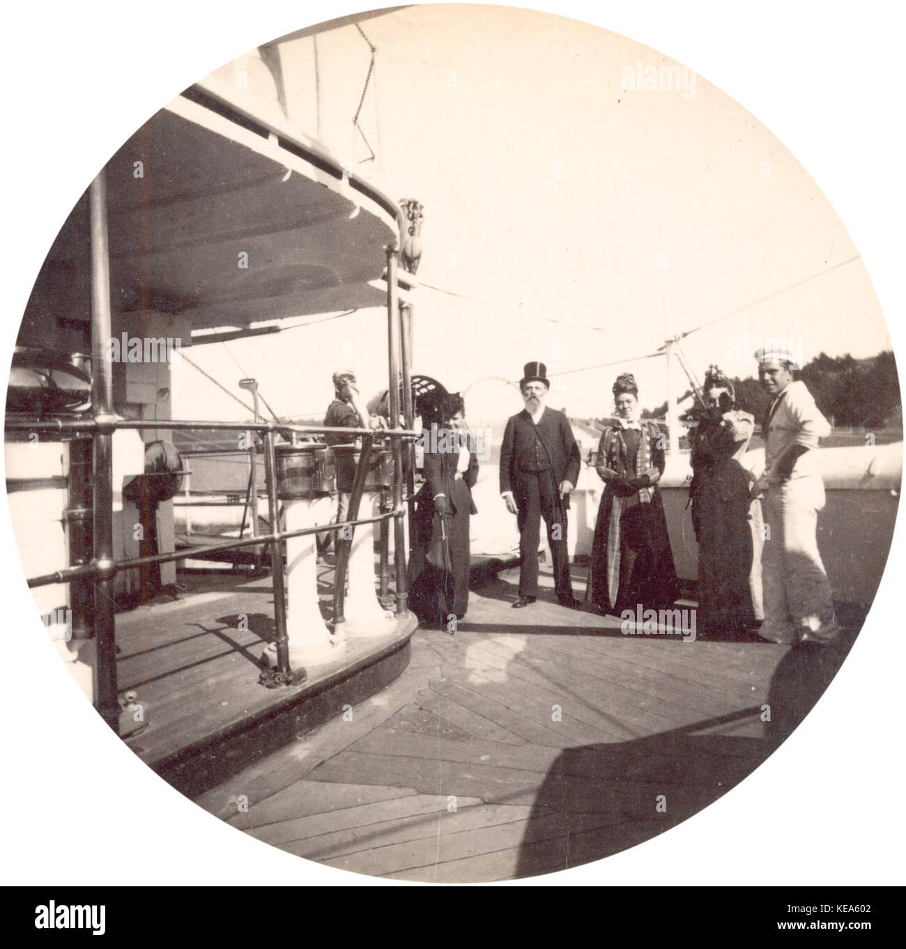 L'immagine raffigura i visitatori a bordo della HMS Warspite, una notevole nave da battaglia britannica utilizzata durante entrambe le guerre mondiali. La fotografia mette in evidenza il design della nave e la tradizione navale di visite e mostre pubbliche. Foto Stock