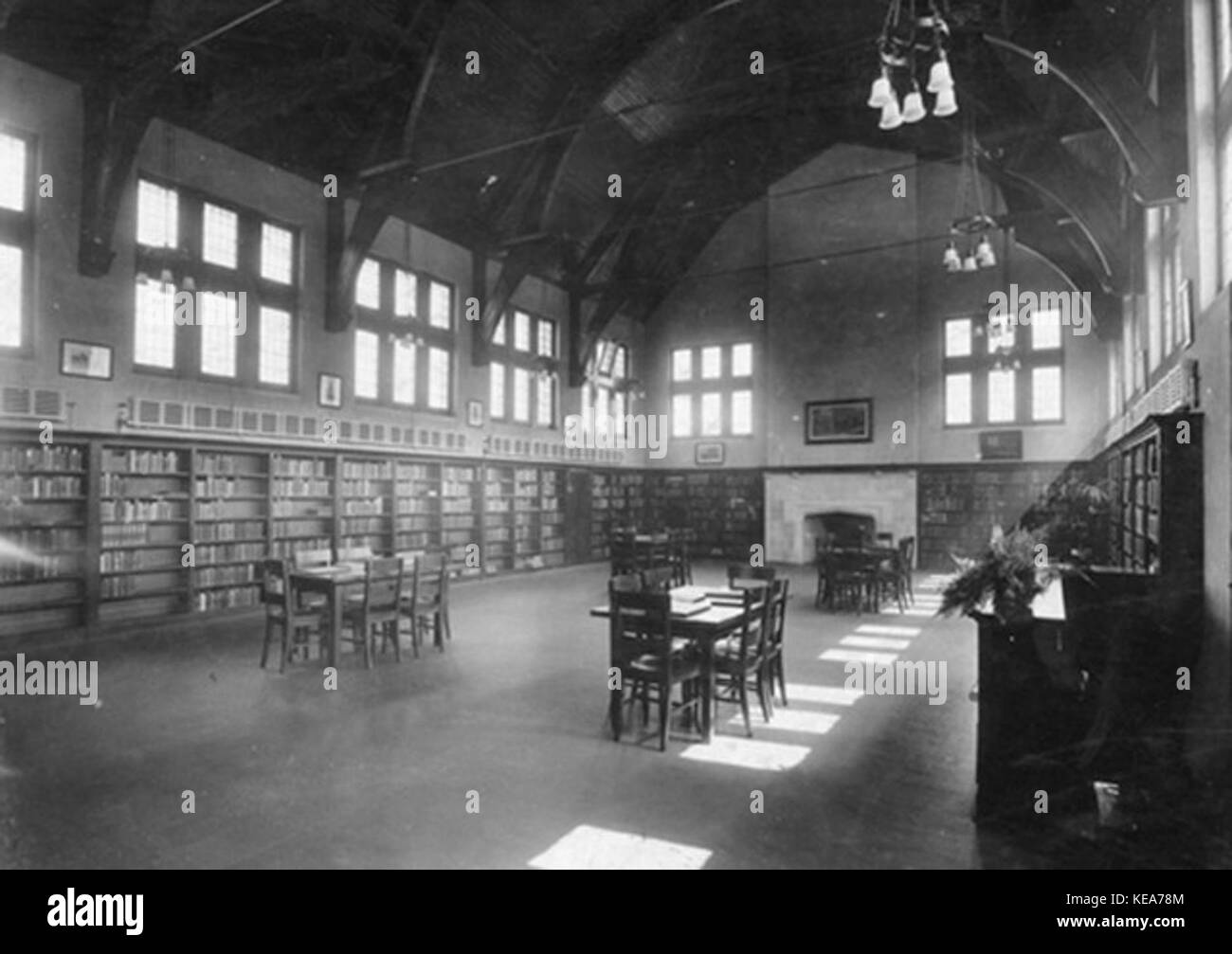 La Wychwood Branch Library è una risorsa della comunità che fornisce accesso a libri, media e programmi educativi. Funge da fulcro per l'apprendimento e la cultura locali. Foto Stock