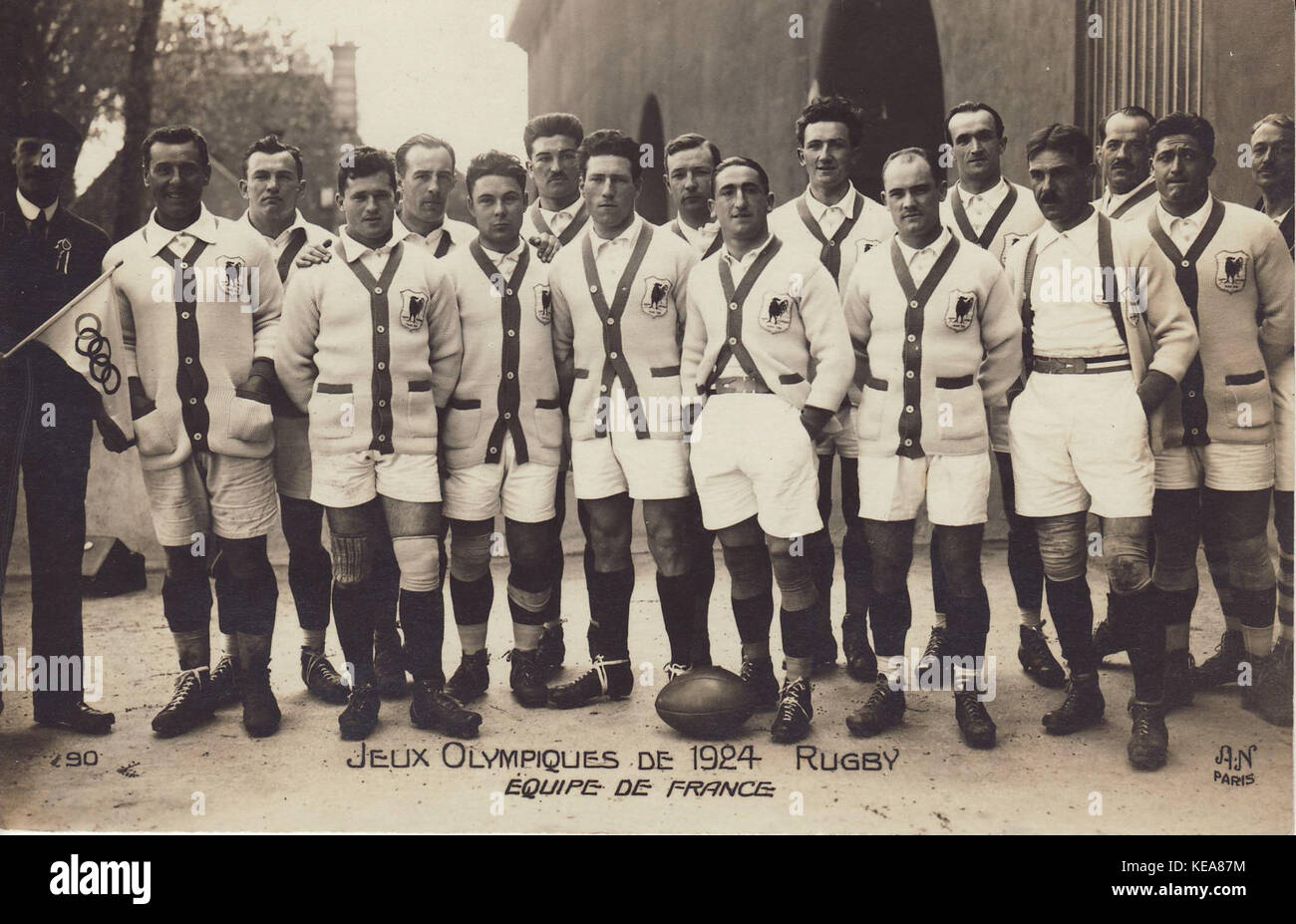 Questa fotografia del 1924 cattura un momento di una partita di rugby in Francia. Riflette i primi giorni di sviluppo dello sport nel paese, mostrando i giocatori e la crescente popolarità del rugby. Foto Stock