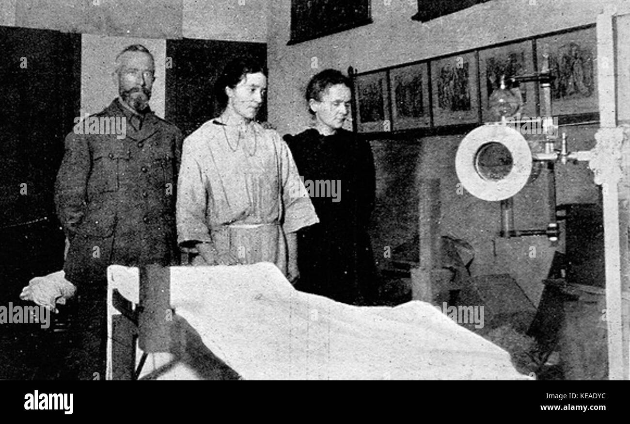 Questa immagine cattura Marie Curie, la pioniera fisica e chimica, che visita un ospedale di guerra durante la prima guerra mondiale, dove ha contribuito allo sviluppo di unità radiologiche mobili per ospedali da campo. Foto Stock
