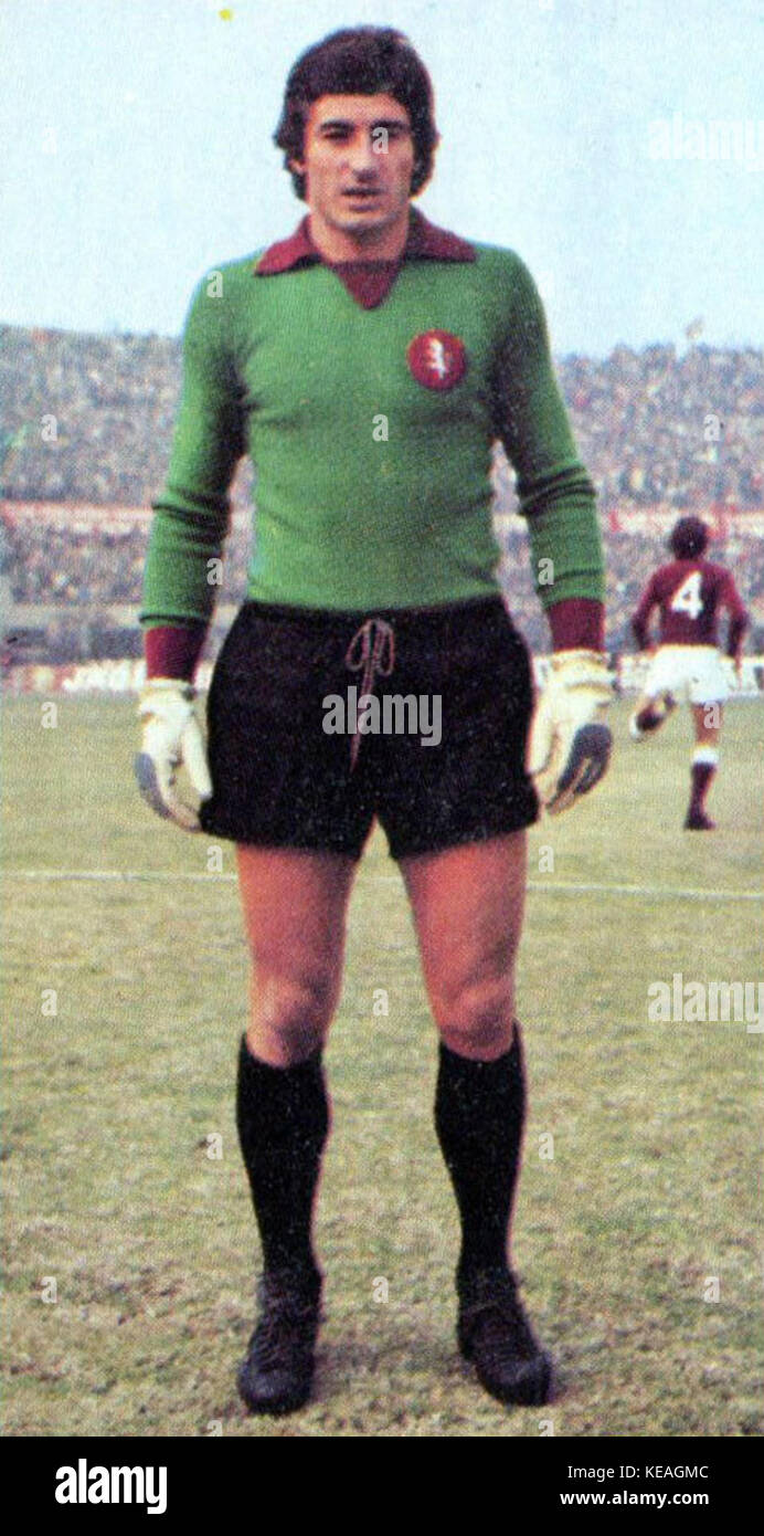 Luciano Castellini è stato un portiere italiano del Torino durante la stagione 1974-75, noto per le sue abilità e il suo contributo alla forza difensiva della squadra. Foto Stock