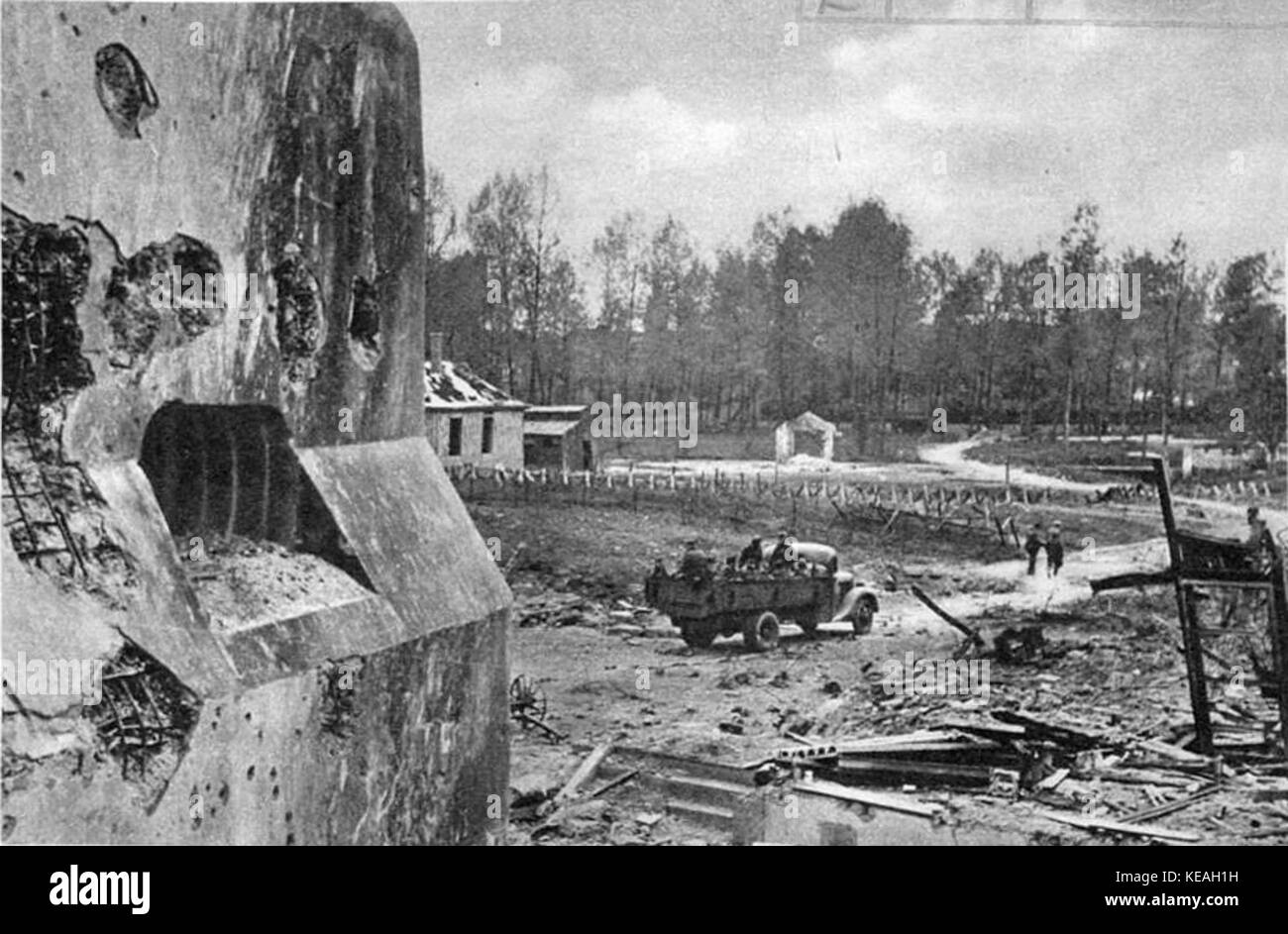 Un camion militare nel campo durante la battaglia di Fort Eben Emael 352033650259 Foto Stock