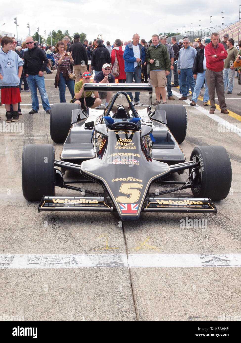 Storico delle vetture di Formula 1 in esecuzione al GP corso a Watkins Glen, New York. Due Ferrari, n. 1 e 4 e il numero 5 di Lotus. Foto Stock